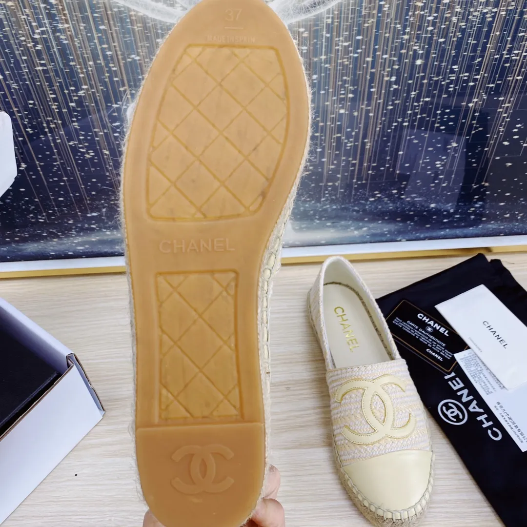 👟👟Ex-factory price 440👟👟 24s new color Chanel ✈️2023s spring and summer new fisherman shoes 😍😍Taikoo Hui purchased three pairs of original development 🐂🐂with purchasing white double-layer outer packaging 🤩Original one-to-one shipment ❗️❗️Code number: 34-42 (34 41 42 customized)